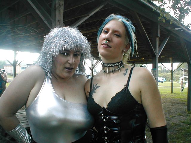 ../../6XDay-Photos/1Wei-Stang/3aliens/Wei-121-SpaceBabe-age.jpg