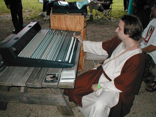 ../../6XDay-Photos/2Frop-Dec/Frop-180-DJ_Jesus.jpg