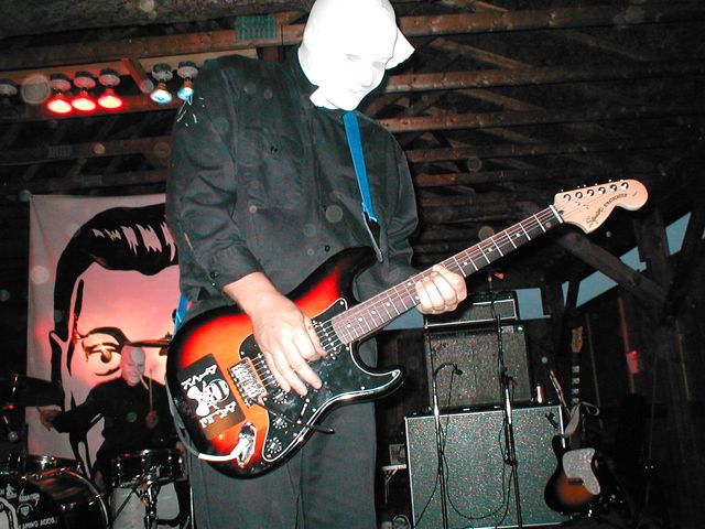../../6XDay-Photos/2Frop-Dec/Frop-191-AngryLarry.jpg