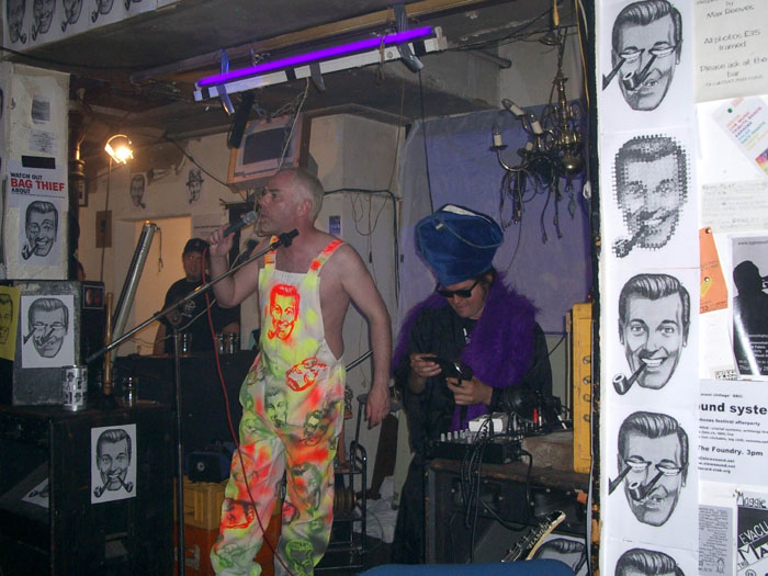 ../../6XDay-Photos/londonpics/popes_monty-black.jpg